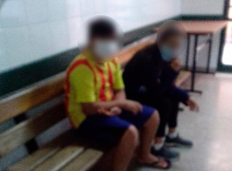 Niños con el rostro tapado en un centro de salud.