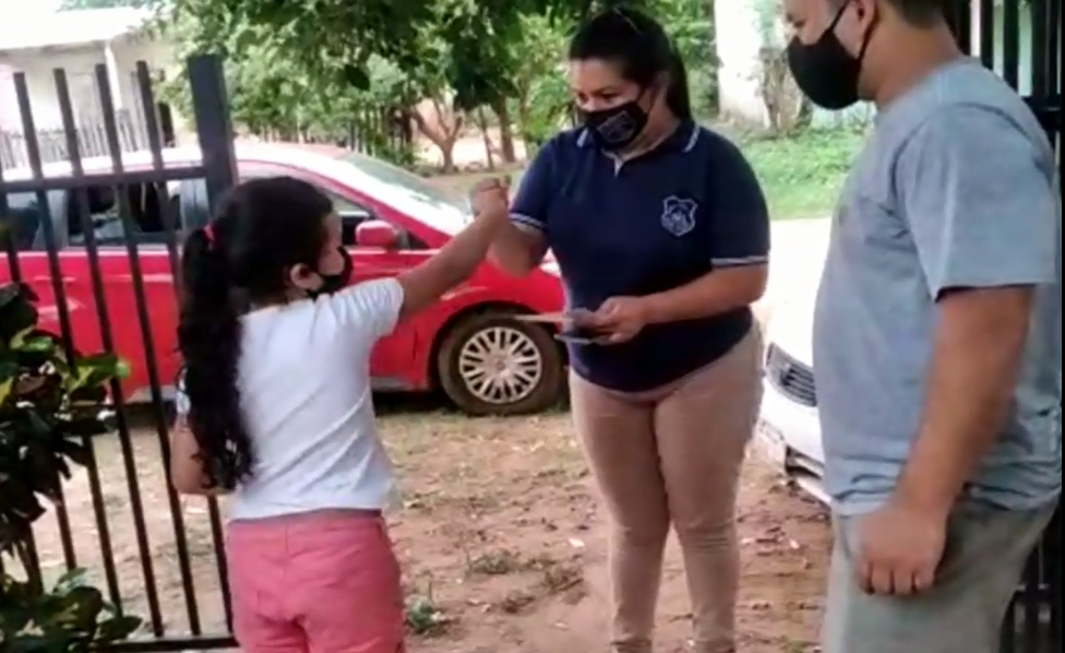 La profe visitó y llevó regalos a sus alumnos por culminar el año
