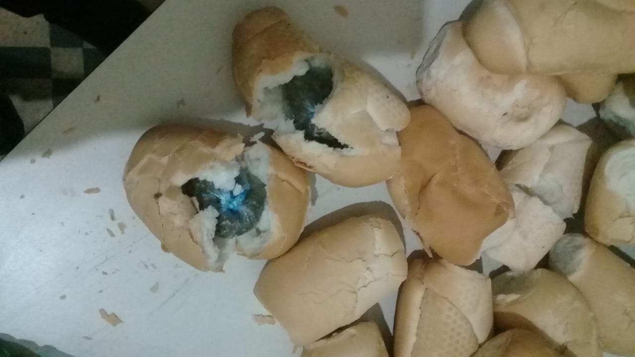 Mujer intentó meter marihuana entre panes