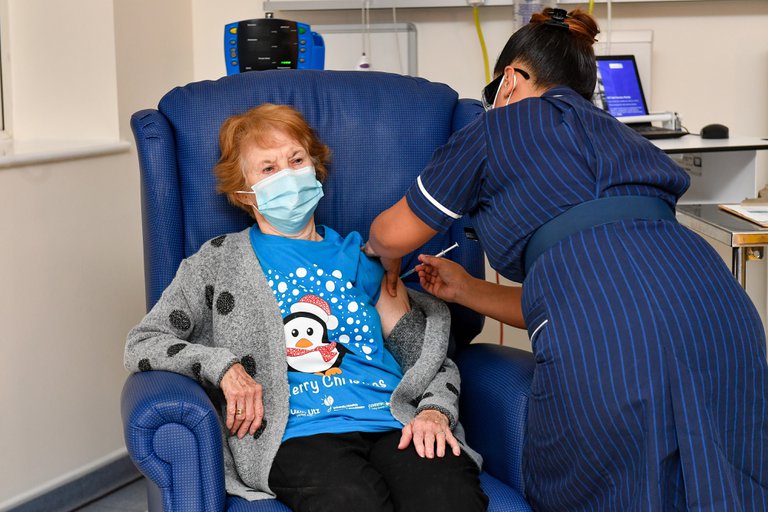 Una mujer de 90 ha sido la primera persona en el Reino Unido en recibir la vacuna contra el Covid-19