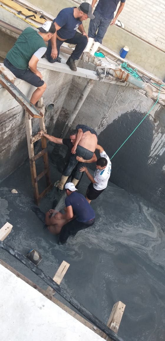 Los trabajadores fueron rescatados con vida de la pileta de tratamiento. Foto: Gentileza.
