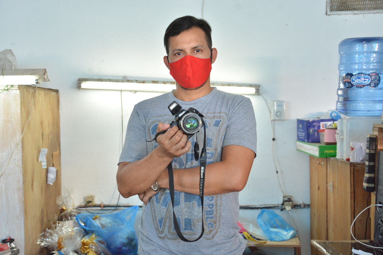 José se dedica a la fotografía tras los muros de Tacumbú. Foto: Ministerio de Justicia.