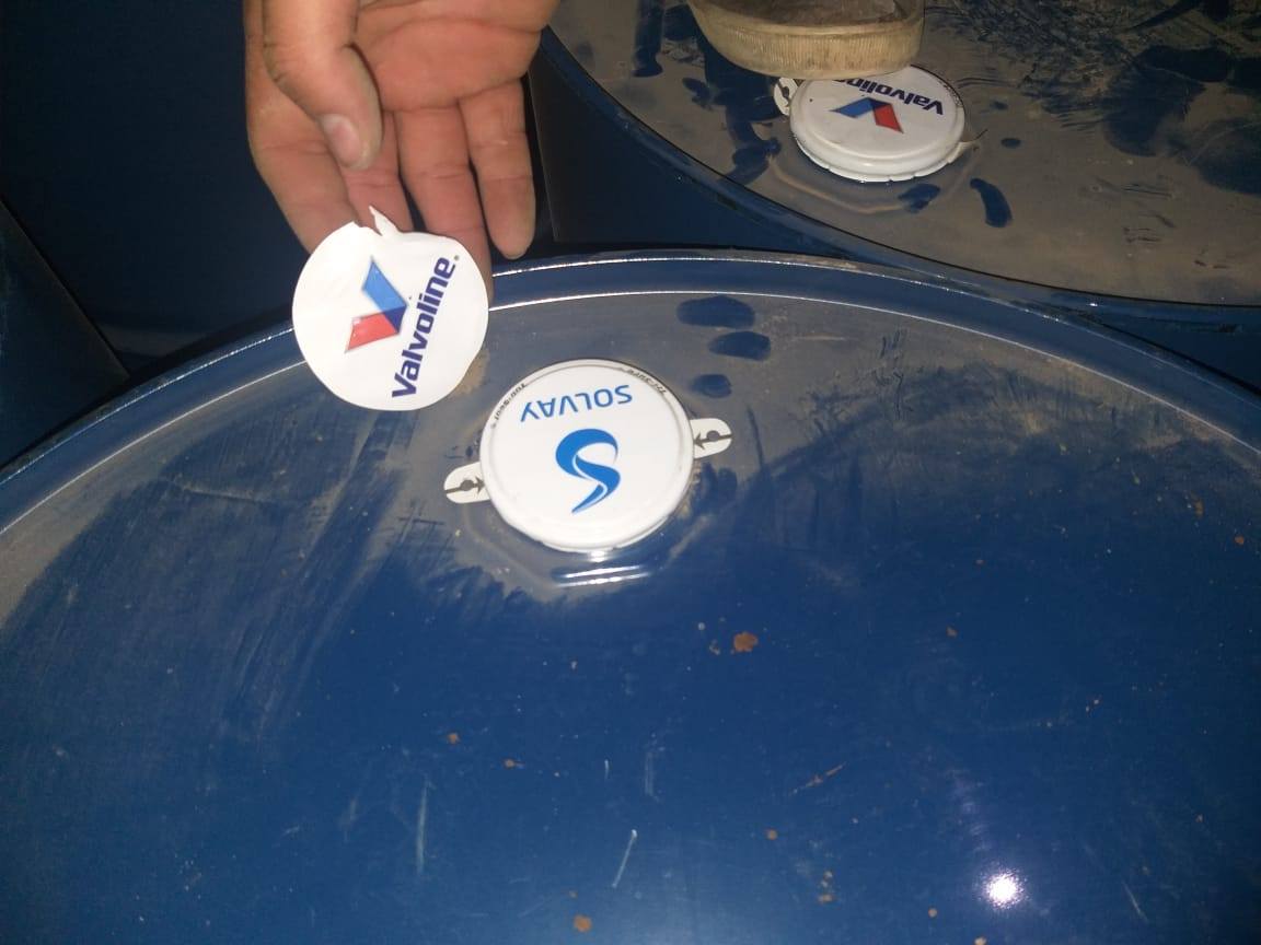 El conductor pretendió hacer pasar el cargamento como aceite de motor