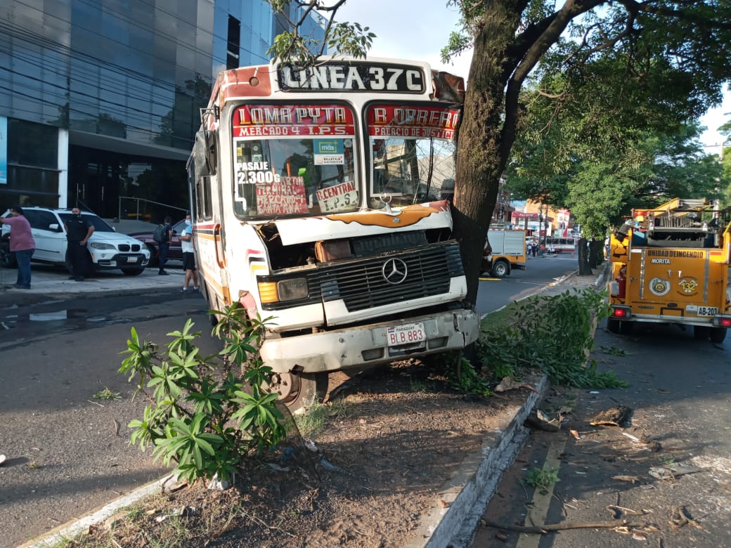 Accidente deja varios heridos sobre la Avda. República Argentina