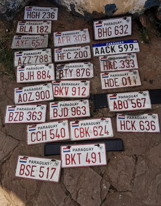 Rescatan placas de vehículos durante la tormenta