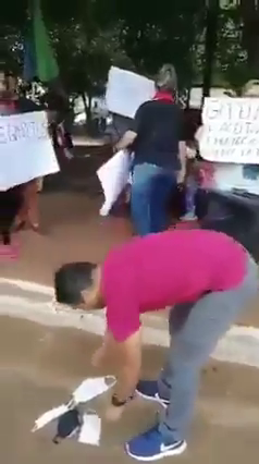 El diputado Jorge Brítez juntó tapabocas y los quemó en la calle. Foto: Captura de video.