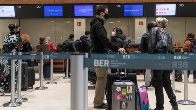 Un total de 17 países han suspendido los vuelos provenientes de Reino Unido. Foto: EPA.