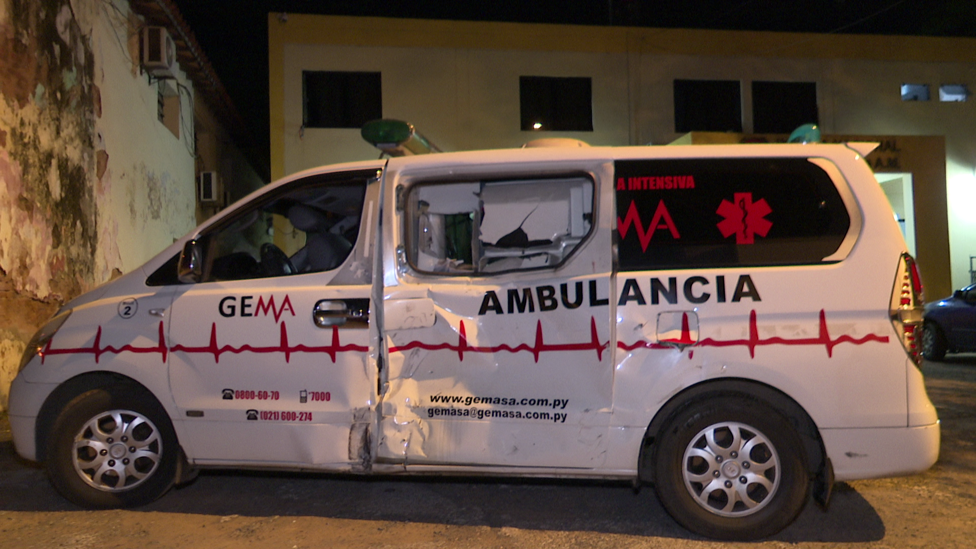 La ambulancia no se habría quedado a auxiliar a las víctimas, ya que presuntamente trasladaba a un paciente en estado de gravedad por Covid-19.