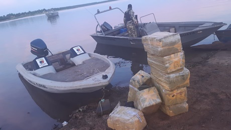 En el sector conocido como riacho Dos Hermanas, los uniformados encontraron el cargamento