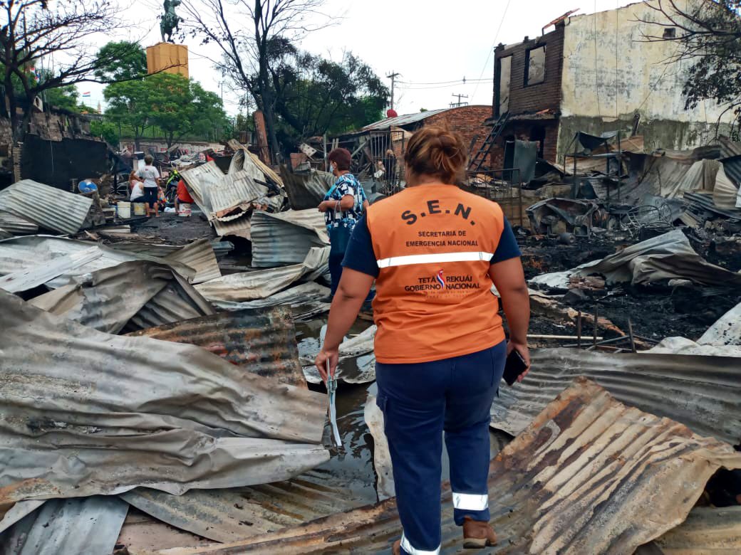 Funcionarios de la SEN brindaron asistencia a las familias afectadas por el incendio. Foto: @senparaguay
