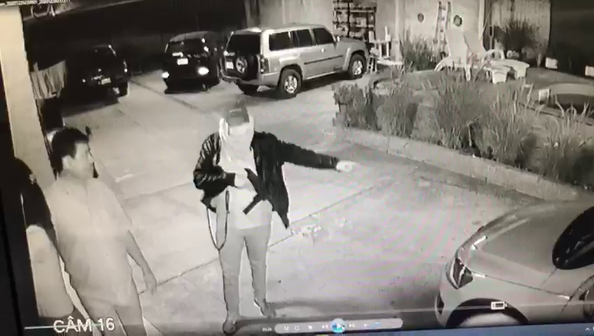 Los malvivientes portaban armas largas y actuaron a cara cubierta. Foto: Captura de video.