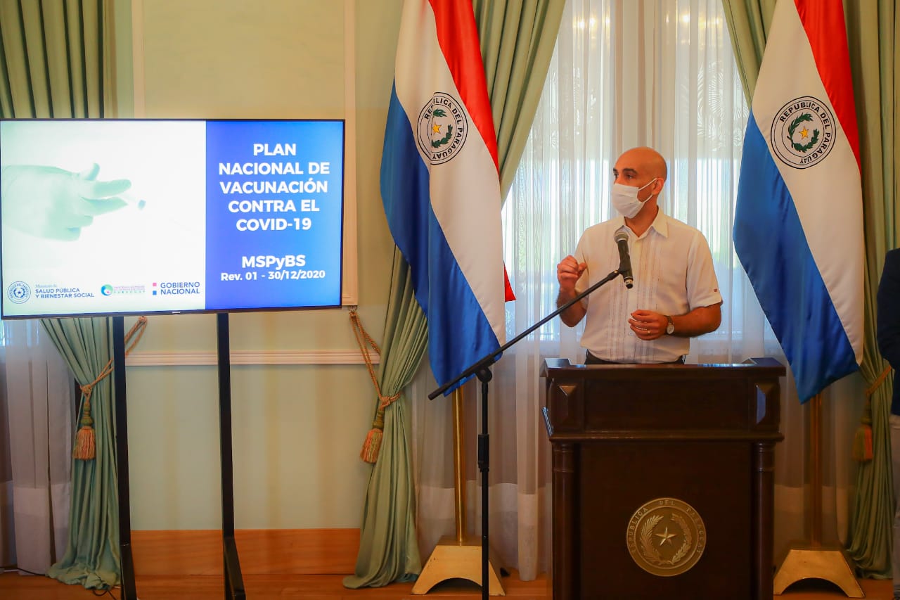 Si bien la vacunación no es obligatoria, el ministro de Salud, Julio Mazzoleni, instó a todos a que se inmunicen. Foto: Gentileza.