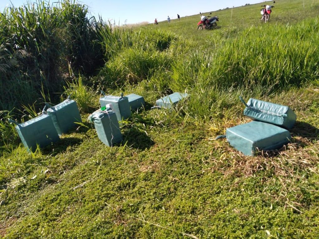 Tras la huída, los desconocidos abandonaron varios panes de cocaína en la zona.