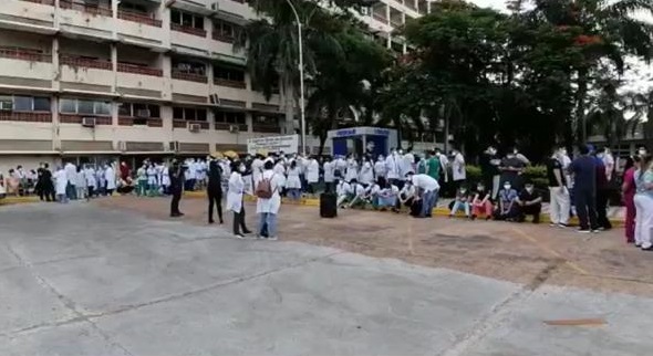 Médicos residentes del IPS se manifestaron en contra del nuevo dictamen emitido por el Consejo Directivo. Foto: Captura de pantlla-Video, 650 AM.