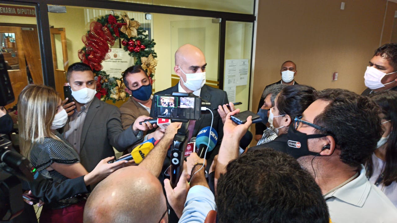 El Ministro de salud, Julio Mazzoleni, explicó esta mañana como funciona el mecanismo Covax. Foto: Gentileza.