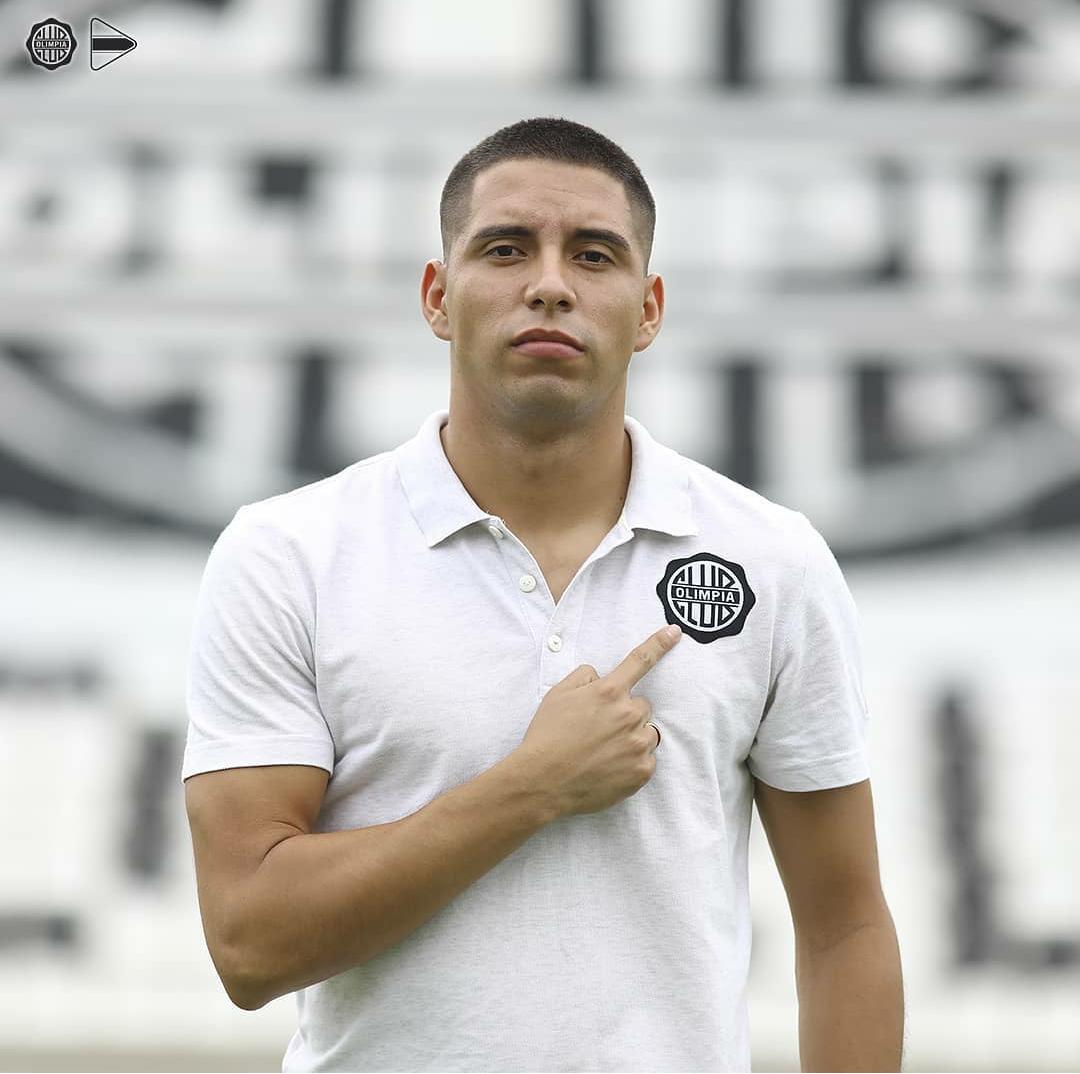 Jordan Santacruz fue presentado como nuevo jugador del Expreso Decano. Foto: Olimpia Media.