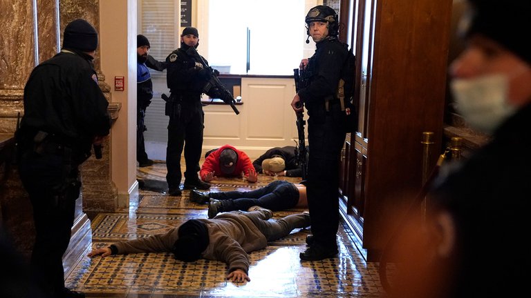 Partidarios de Trump invaden el Capitolio
