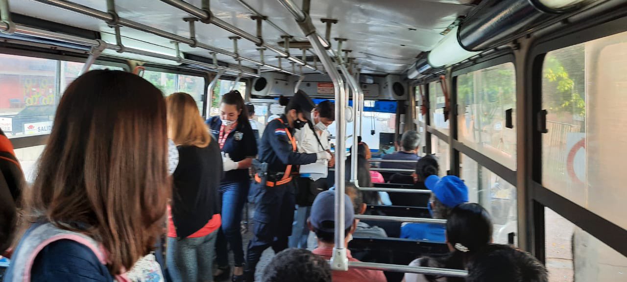 La Policía Nacional hizo entrega de tapabocas a usuarios del transporte público