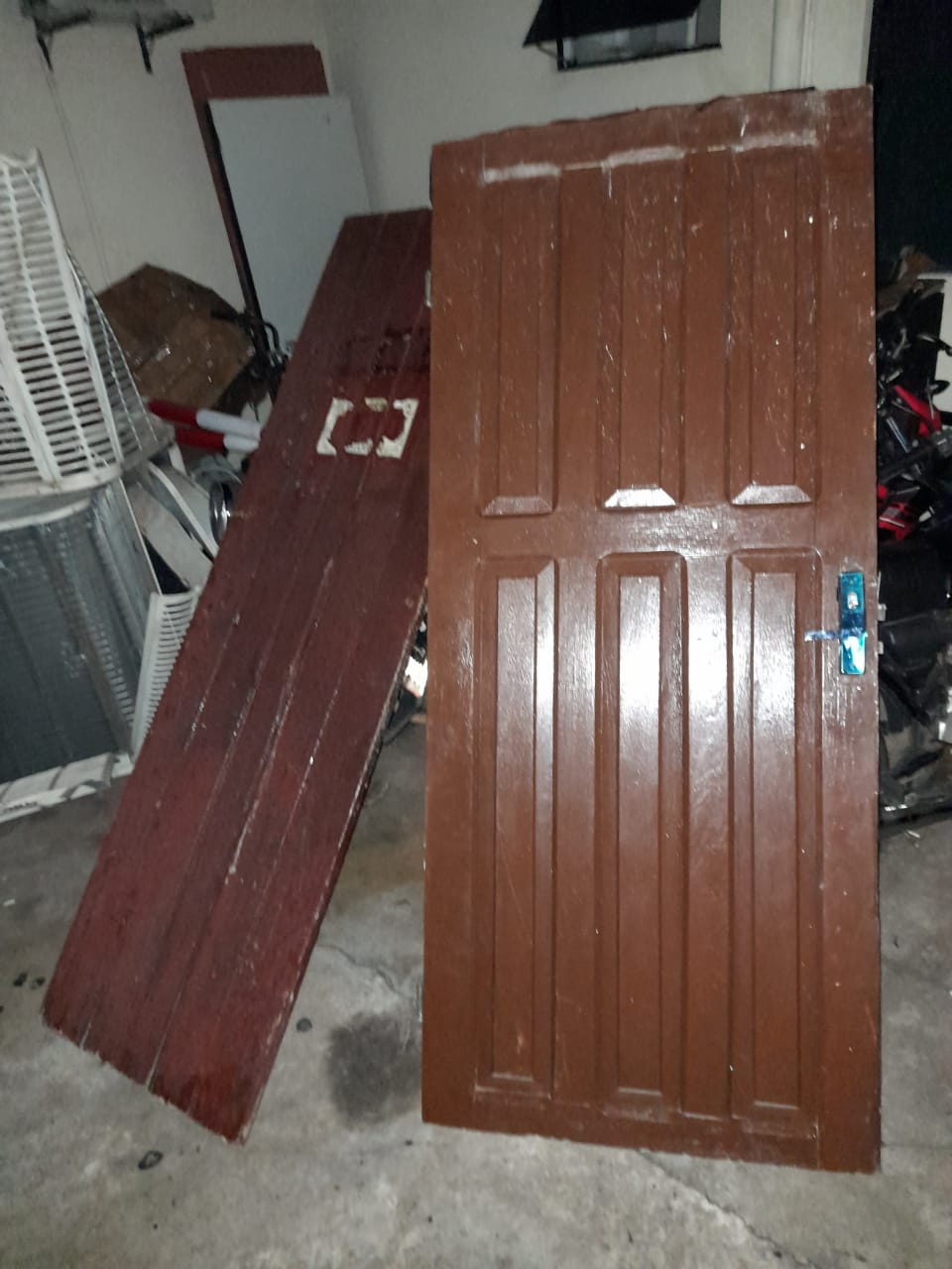 . En este último robo, policías de la Comisaría Tercera Central, lograron recuperar las puertas. Foto: gentileza.