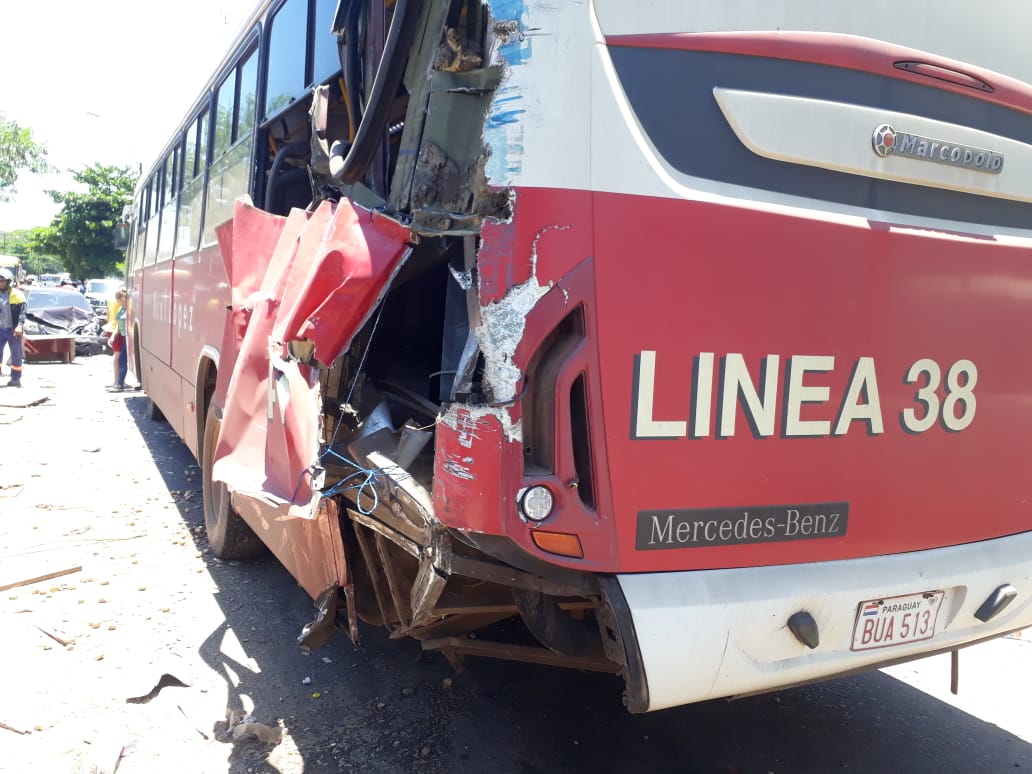 En el accidente también estuvo involucrado una unidad de transporte público de la línea 38.