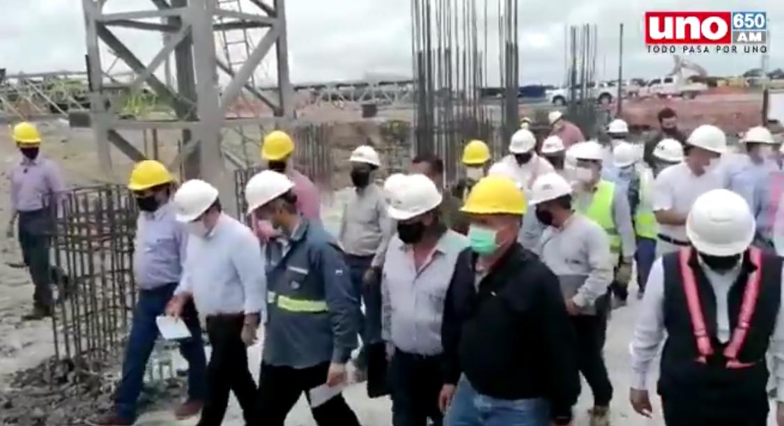 El presidente de la República, Mario Abdo Benítez en compañía de otras autoridades, visitó la planta industrial Cementos Concepción (CECON). Foto: @UNO650AM
