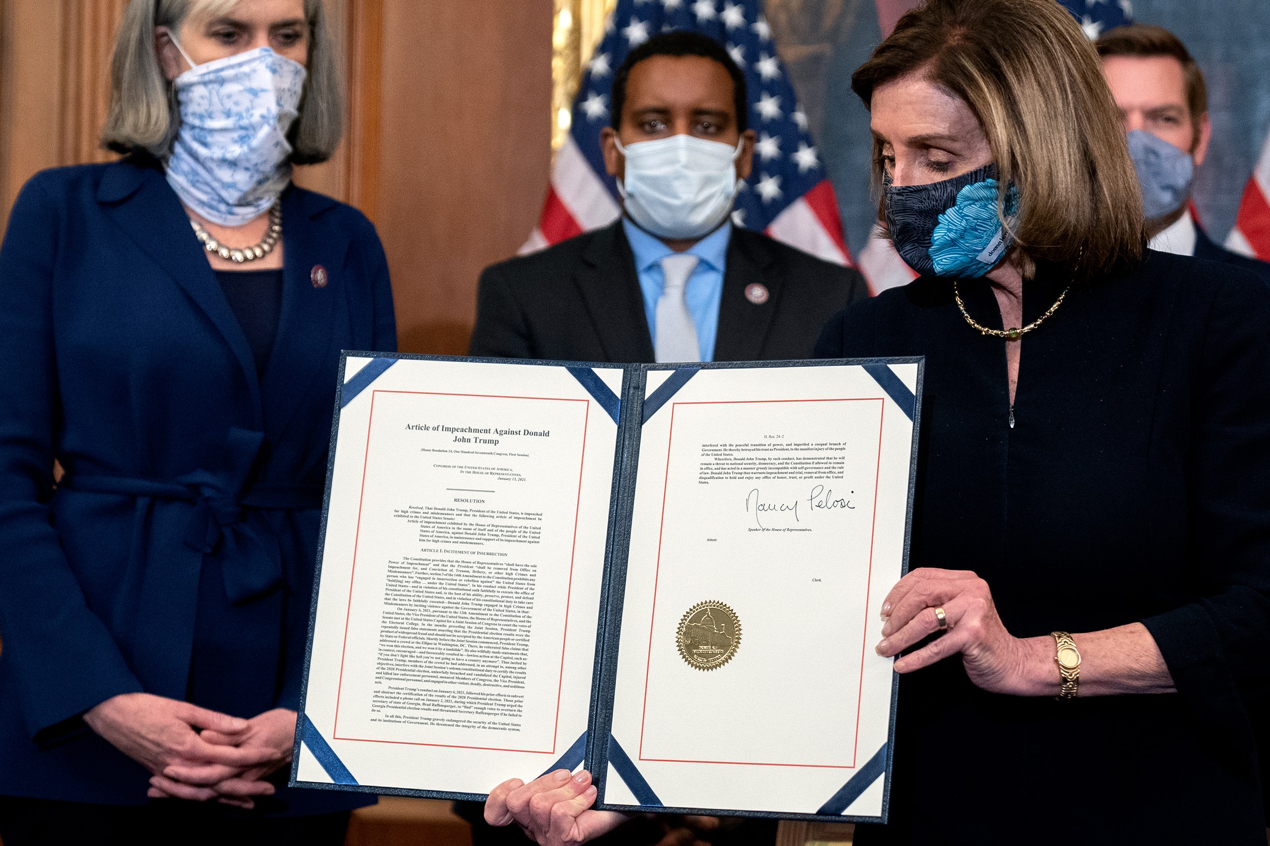 . La presidenta de la Cámara de Representantes, Nancy Pelosi, firmó el artículo del impeachment contra Donald Trump. Foto: Stefany Reynolds - Getty.