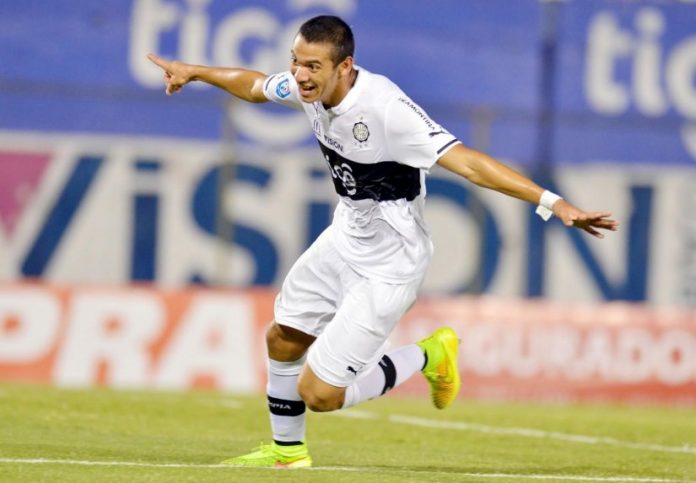 El atacante oriundo de Juan León Mayorquín, Walter González, concretó su incorporación por 4 años en el Club Olimpia. Foto: Agencia IP.