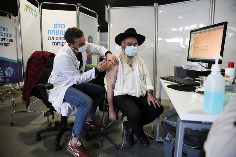 Israel inmuniza al 25% de su población contra el coronavirus. Foto: EFE/APA.