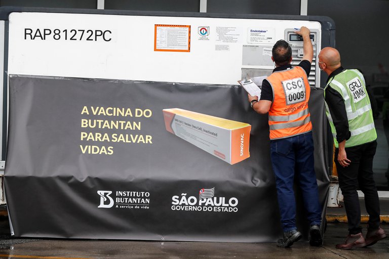 Brasil mediante el uso de emergencia de las vacunas contra el coronavirus, aprobó la compra de las dosis de AstraZeneca y Sinovac. Foto: Infobae.