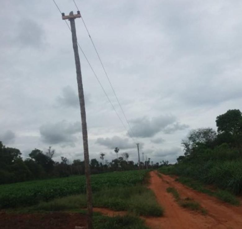 La ANDE invirtió unos G. 295 millones en obras para la electrificación e iluminación de comunidad indígena de Caaguazú. Foto: ANDE.