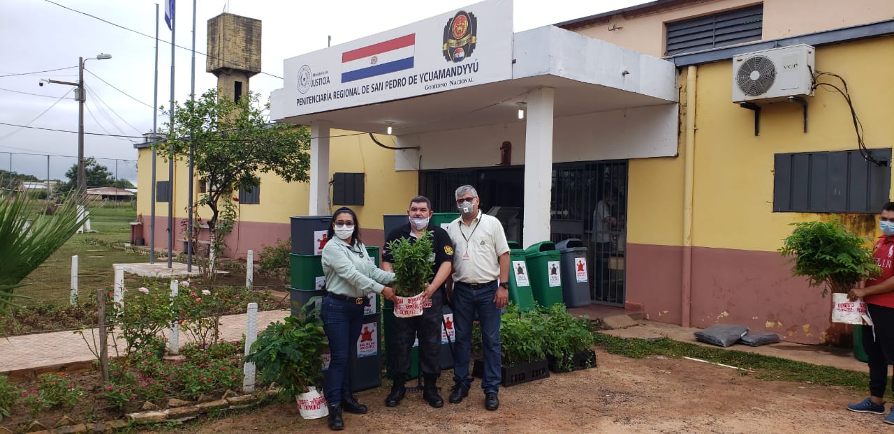 Donación de plantas nativas, basureros y bolsas de residuos. Foto: Ministerio de Justicia.