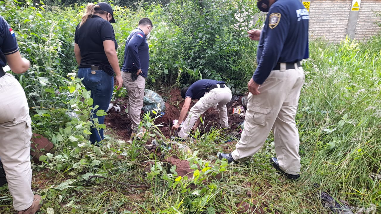 Policías de la Agrupación Especializada y la fiscal de caso siguen con la intensa búsqueda de Dahiana Espinoza. Foto: gentileza.