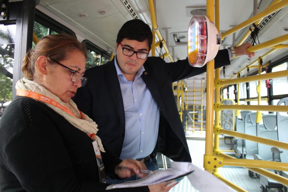 El viceministro de Transporte se encontraba recorriendo zonas del área metropolitana de Asunción, con el fin de verificar los puestos de venta de los billetes electrónicos. Foto: MOPC.