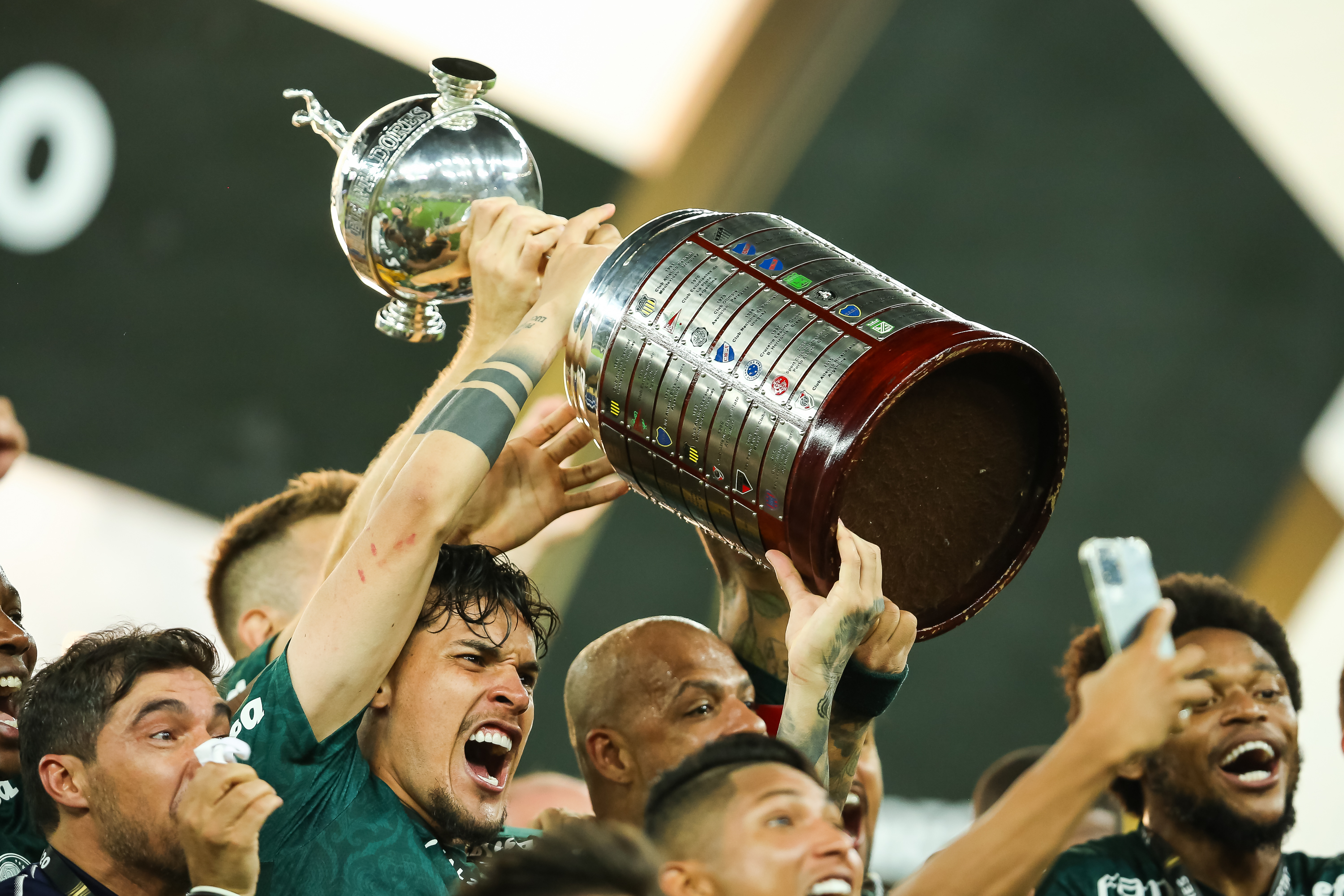 Gustavo Gómez con la Copa Libertadores. Foto: Conmebol.