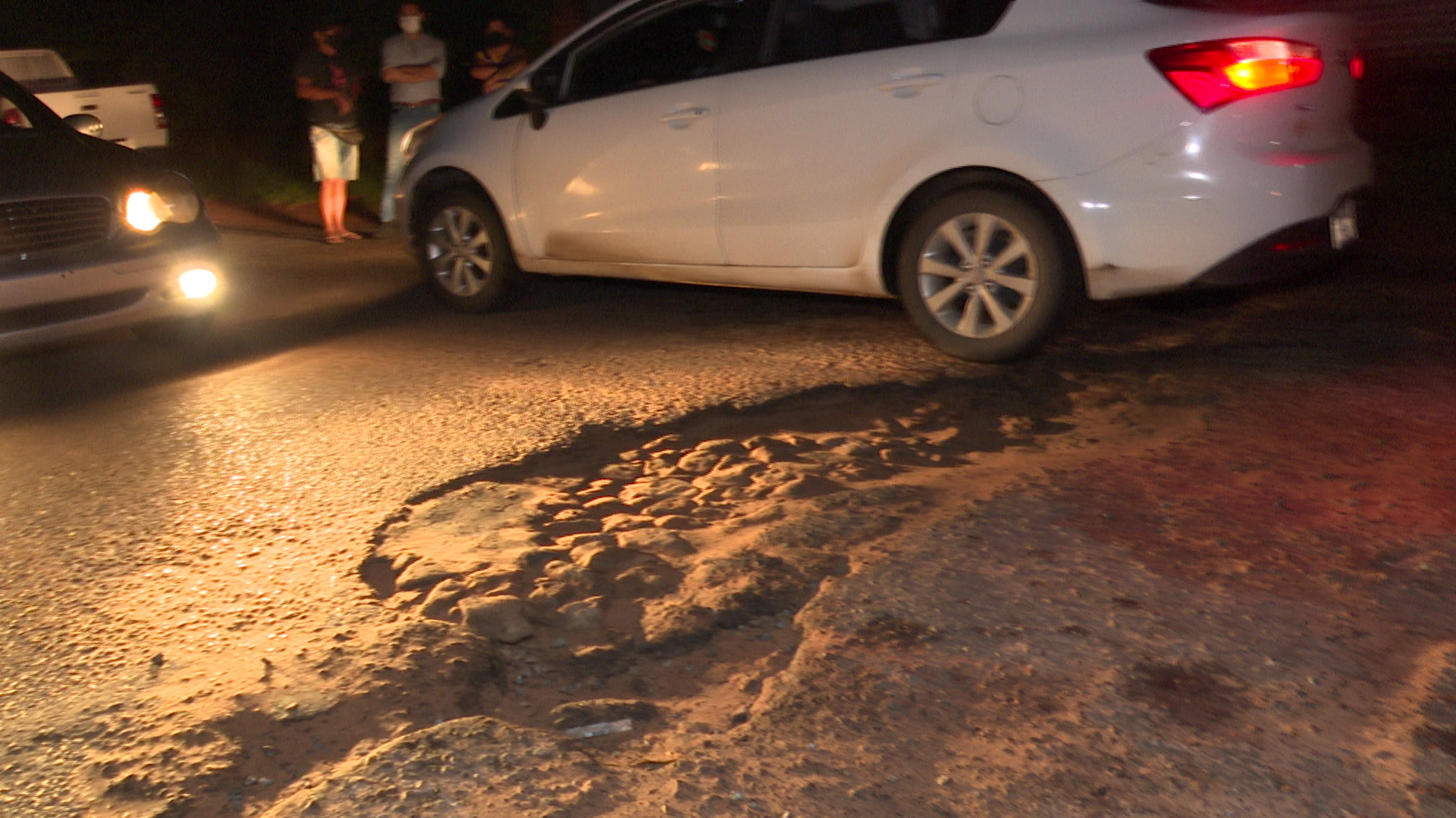 Una mujer que intentó evitar pasar por un bache, arrolló a un peatón y terminó con su vida. Foto: captura de pantalla.