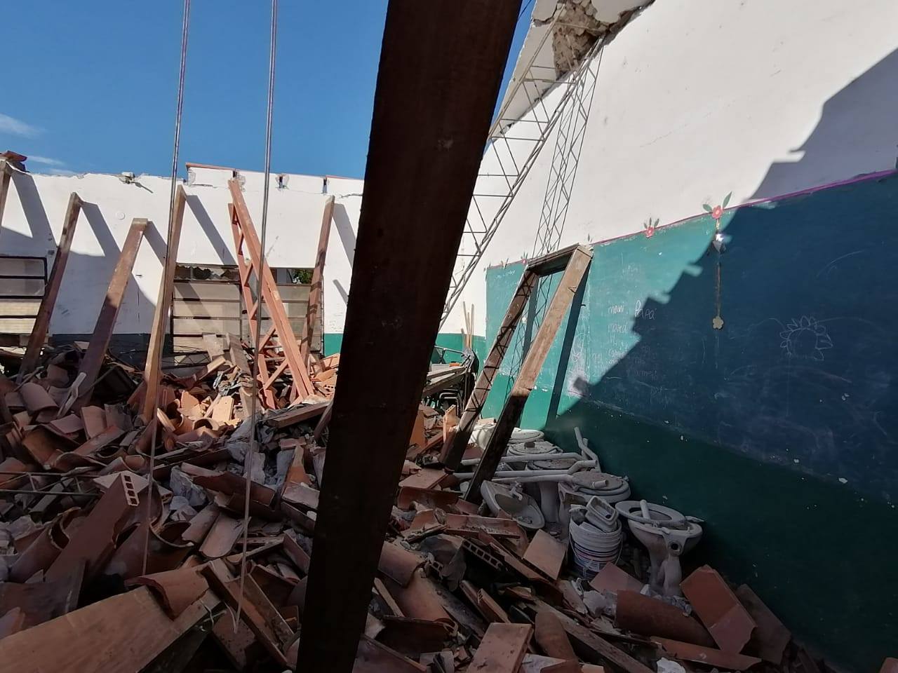A días del retorno a clases, techo de escuela se derrumba