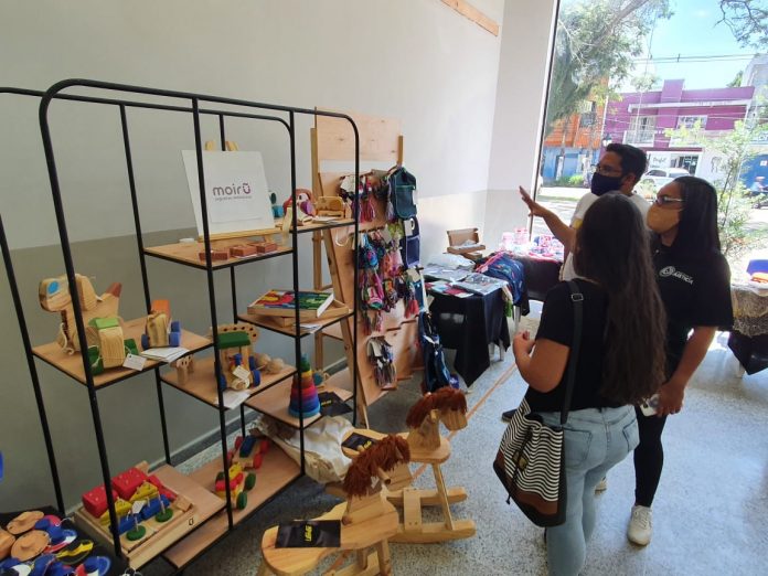 Exponen trabajos de privados de libertad en feria