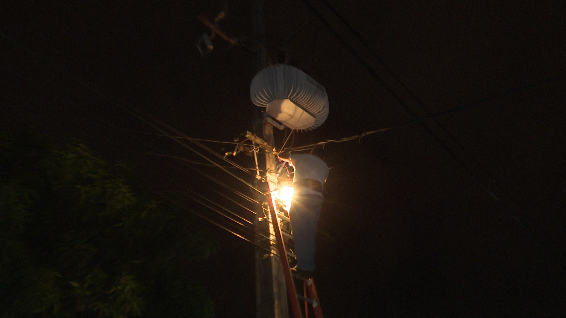 Pobladores del asentamiento hípico de Mariano Roque Alonso cerraron algunas calles en la ciudad para exigir la restitución de la electricidad en el lugar. Foto: captura de pantalla.