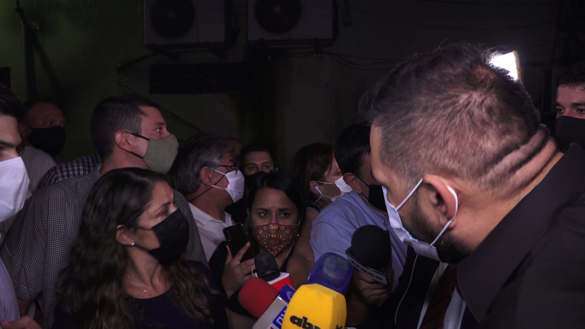 Miguel Godoy, exigiendo la renuncia de Cecilia Pérez a gritos. Foto: captura de pantalla.