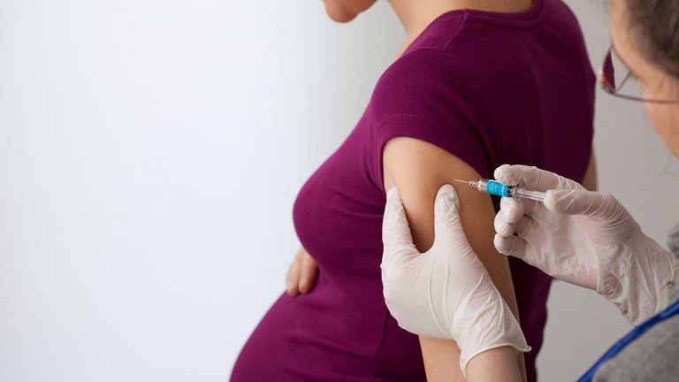 Evaluarán efectos de la vacuna en embarazadas. Foto: Infobae.