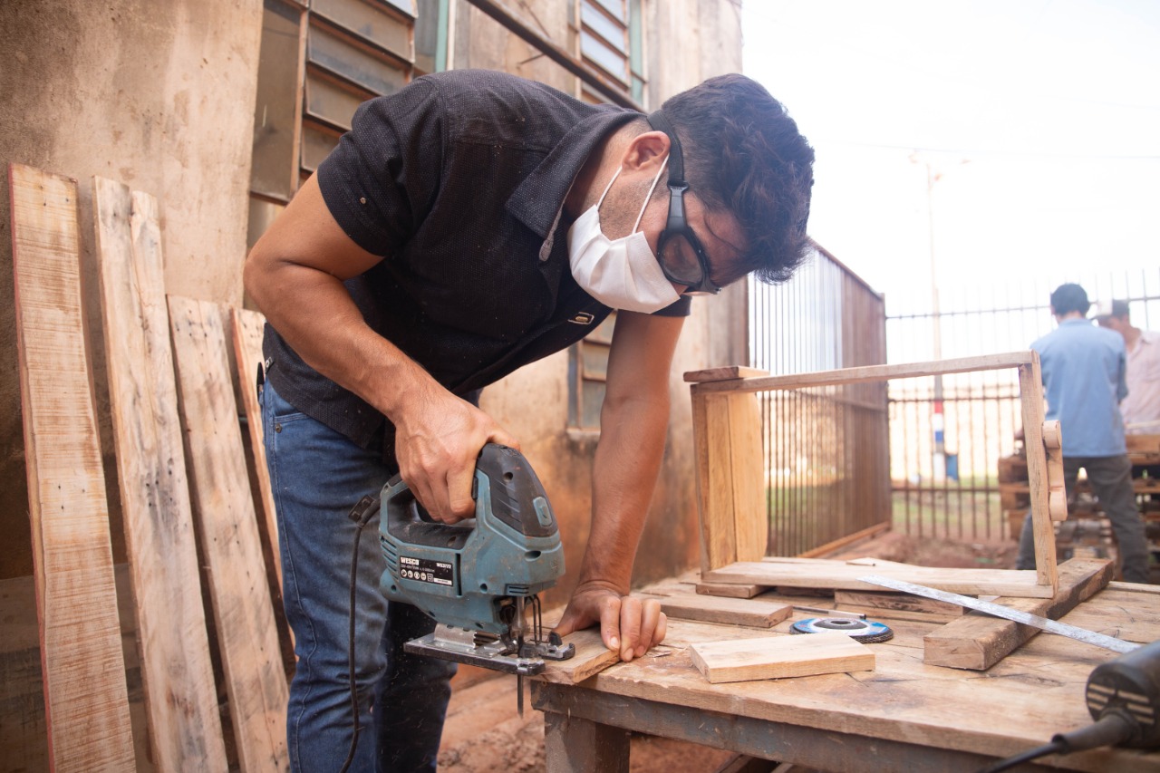 Iko realiza todo tipo de tallas en madera y palets, tanto sillas como mesas. Foto: Latente.