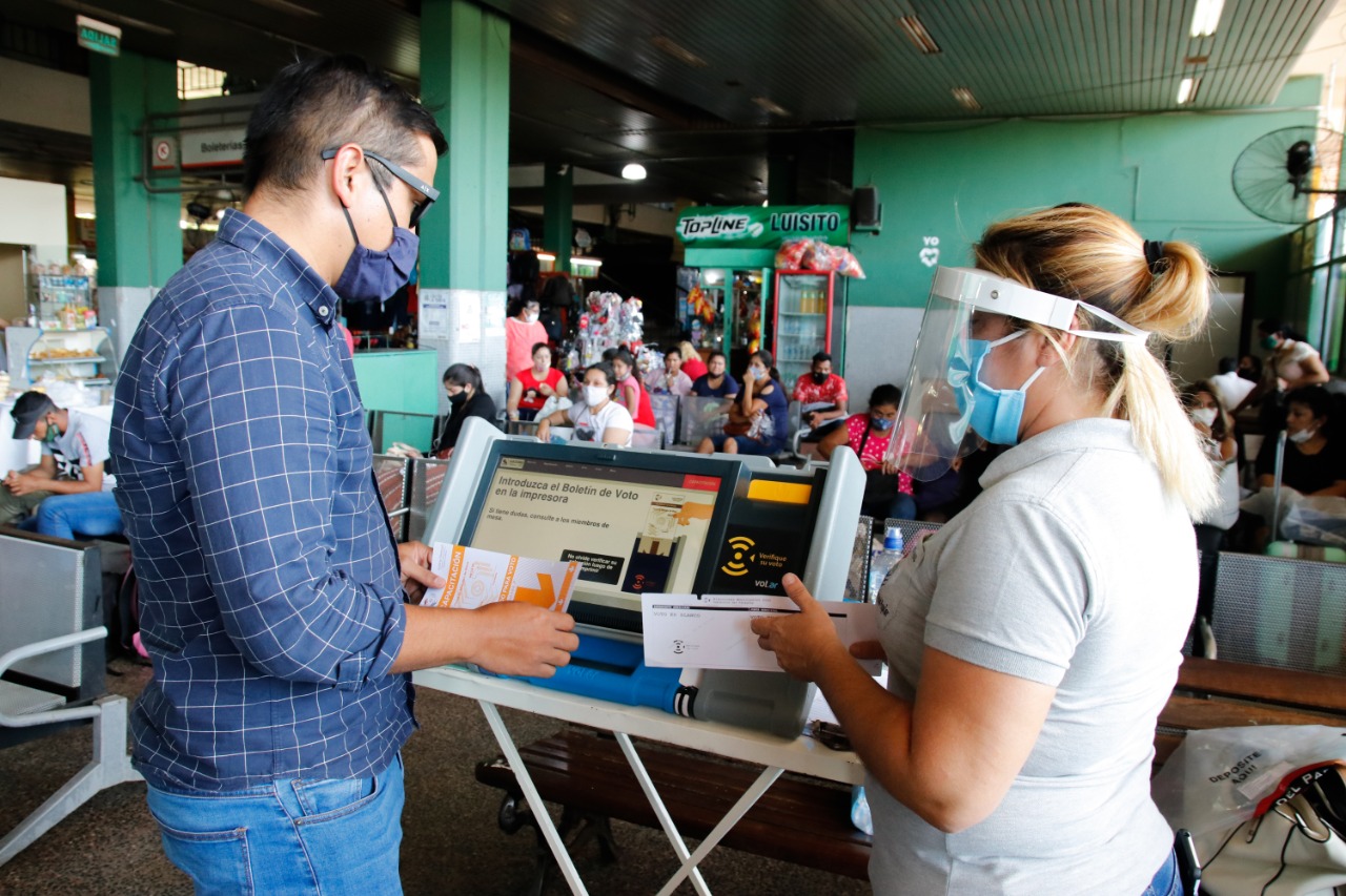 Práctica de votación en la Terminal de Ómnibus de Asunción