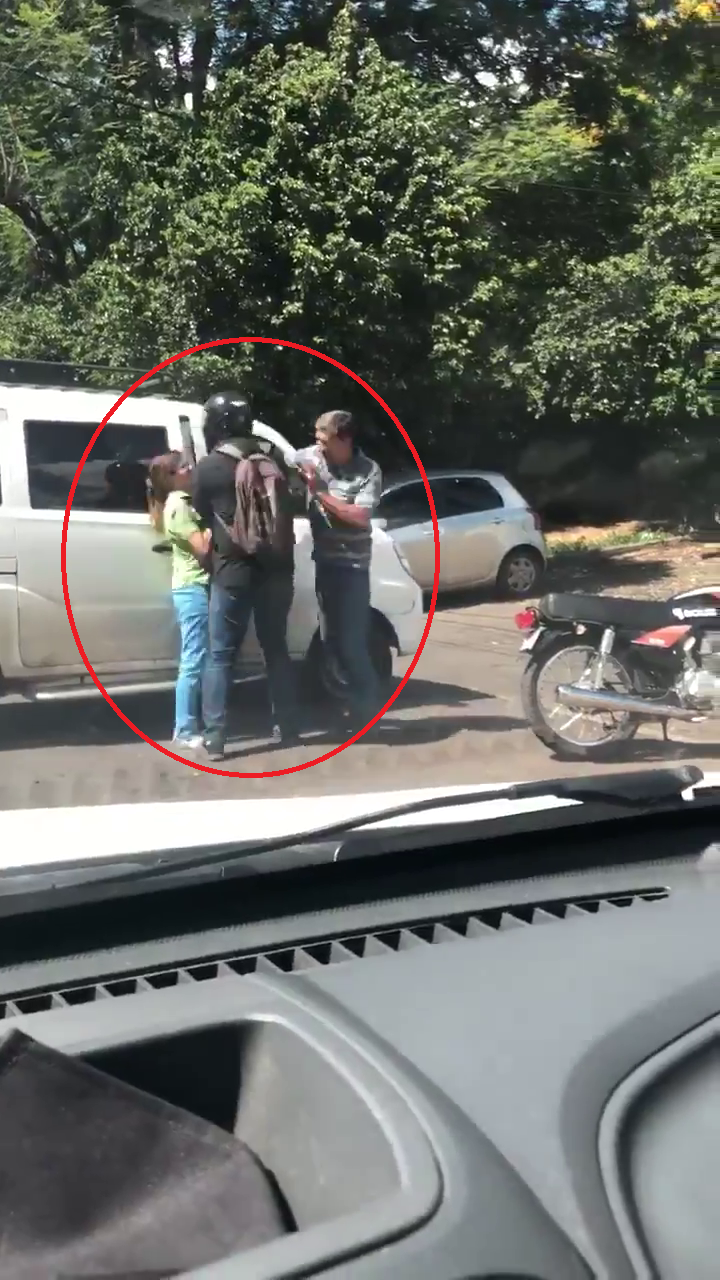 Un motociclista habría perseguido y agredido a los ocupantes de una camioneta en el barrio Tembetary de Asunción. Foto: captura de pantalla.