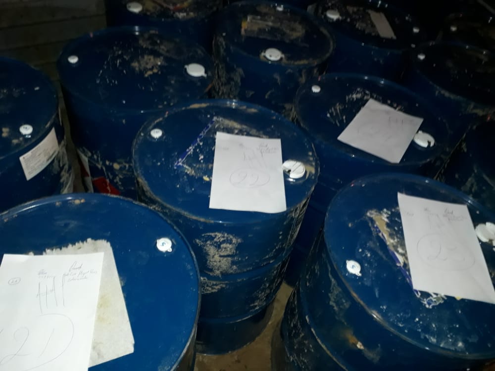 Un tracto-camión que trasportaba 10 mil litros de acetona fue incautado junto con los tambores que supuestamente llevaban solo arena lavada. Foto: gentileza.