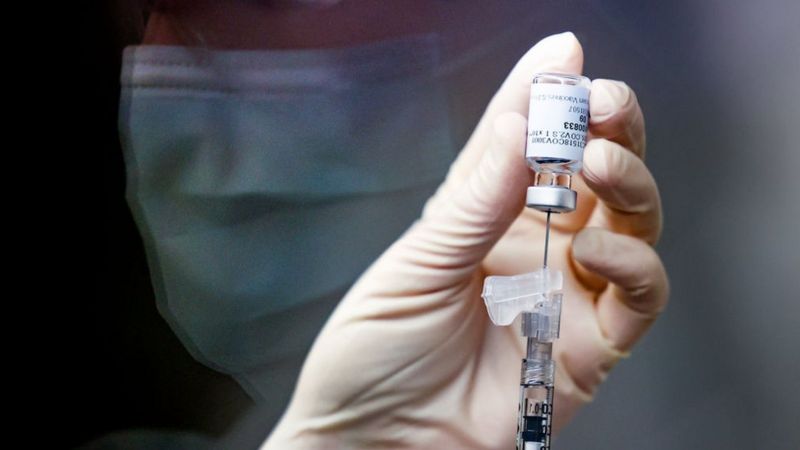 Autoridades estadounidense aprobaron el uso de la vacuna Johnson & Johnson de una sola dosis. Foto: Getty images.