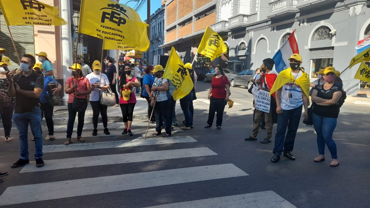 La UNE y la FEP se reunieron esta mañana en la Plaza Uruguaya para marchar en contra de las decisiones tomadas por el MEC. Foto: gentileza.