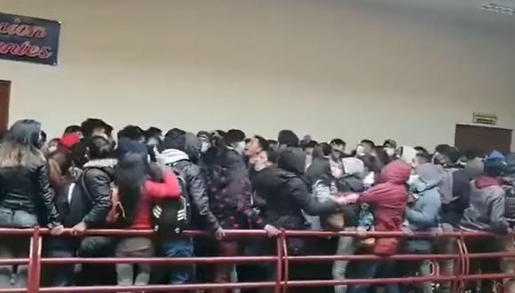 Universitarios mueren tras caer de un cuarto piso