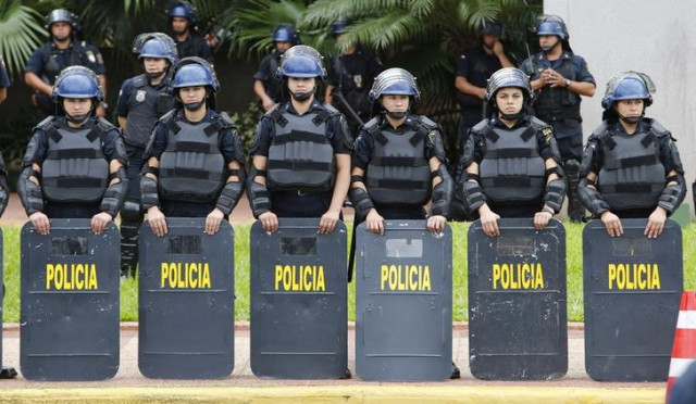 Policías en las afueras del Congreso. Foto: Reuters.
