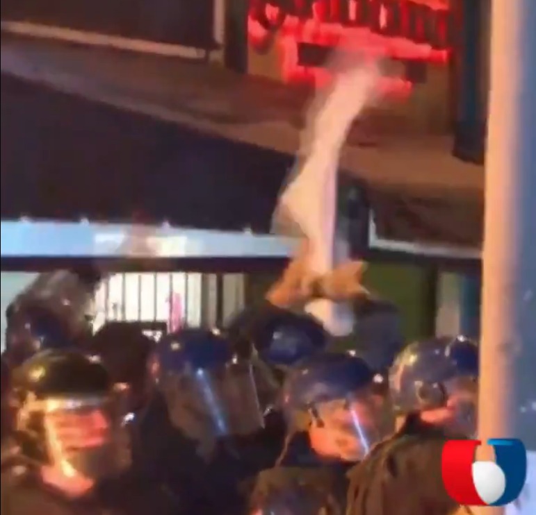 Policías levantan pañuelos blancos en son de paz. Foto: Captura de pantalla.