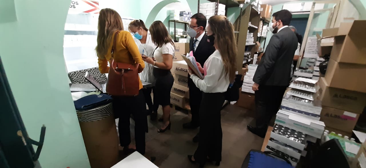 Fiscales se constituyen en el INERAM, en el marco de la denuncia de venta de medicamentos de uso exclusivo del IPS. Foto: Fiscalía.